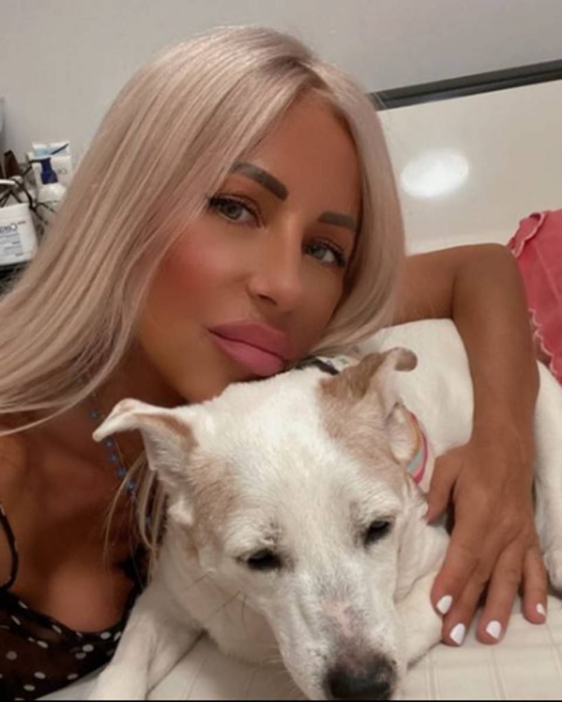 mulher com cão