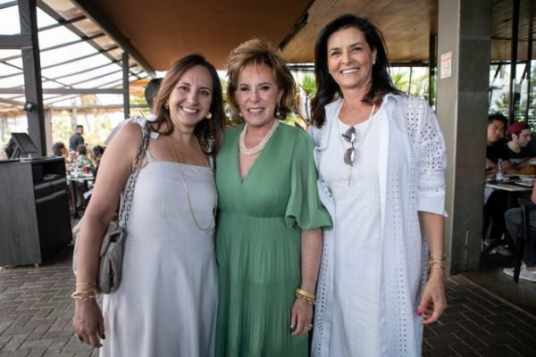 Janete Vaz brinda a vida com almoço entre amigas no restaurante SoHo ...