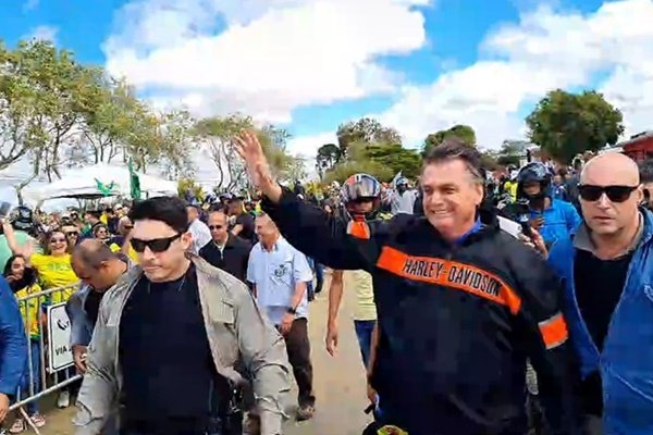 Ao lado de João Roma, Bolsonaro interrompeu a motociata em frente a um posto de gasolina para saudar apoiadores