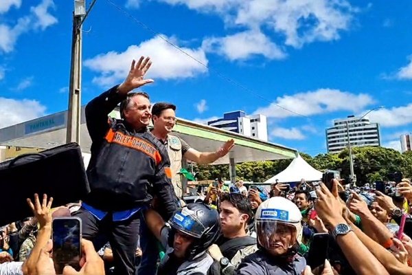 Ao lado de João Roma, Bolsonaro interrompeu a motociata em frente a um posto de gasolina para saudar apoiadores