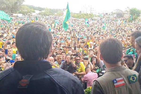 Apoiadores ocuparam o estacionamento do Estádio Lomanto Júnior para acompanhar o discurso do presidente Jair Bolsonaro