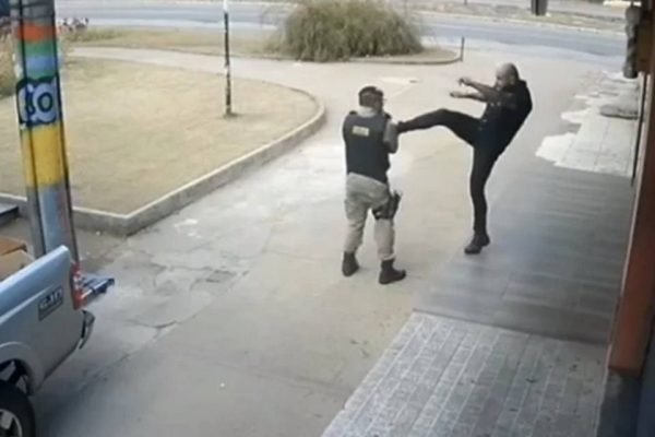 ex-pm tenta tomar arma de policiais depois de denúncia de tentativa de estupro