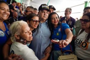candidato abraçado com apoiadores
