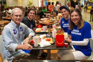 candidato à mesa com parceiros