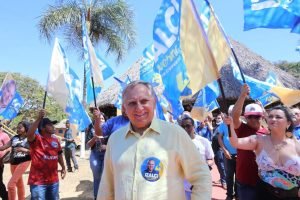 candidato com bandeiras atrás