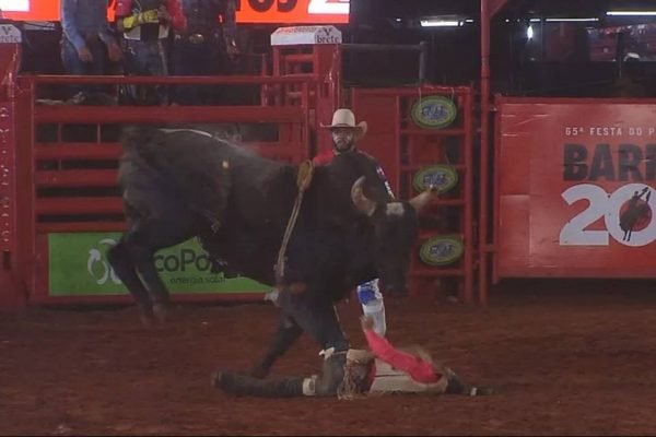 Peão fica ferido após ser pisoteado por touro no rodeio de Barretos