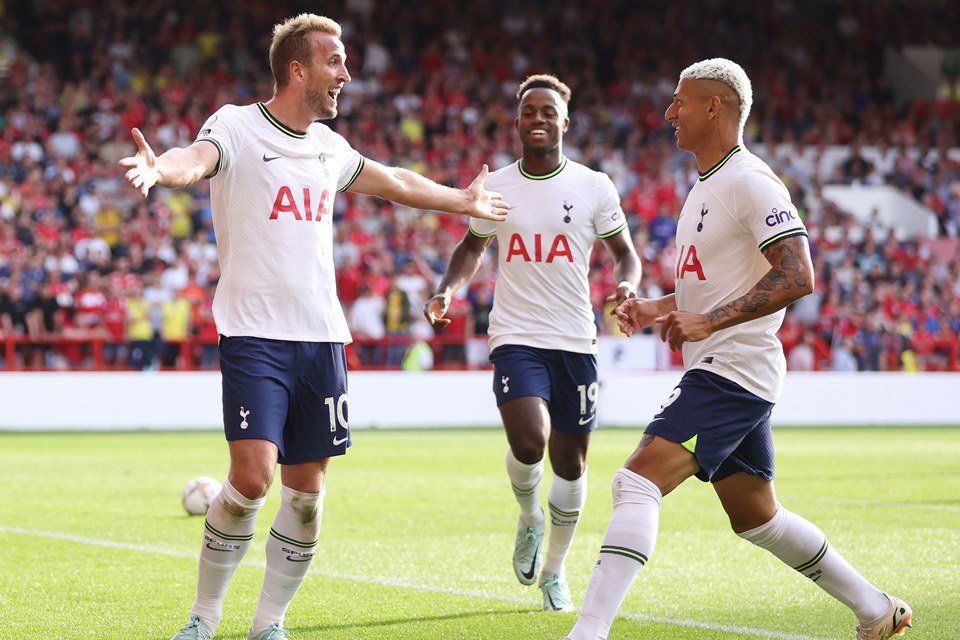 Com gol de Kane, Tottenham busca empate no fim contra o Chelsea