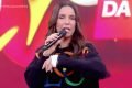 Ivete Sangalo apresenta programa na Globo com braço enfaixado