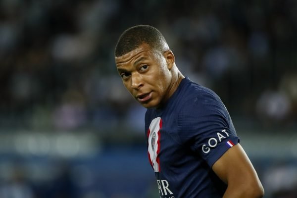 Inacreditável: Mbappé perde gol incrível sem goleiro em empate do