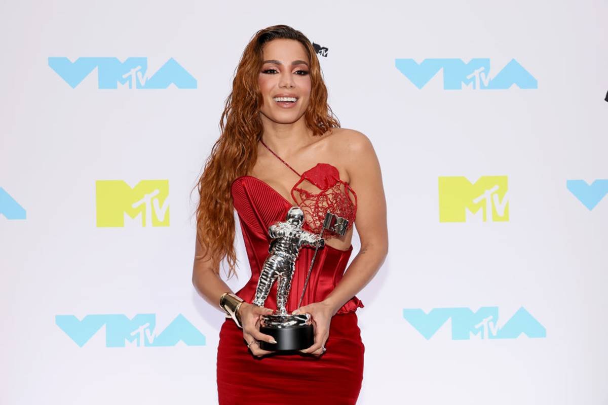Anitta vence VMA 2023 e enche a web de memes; veja os melhores