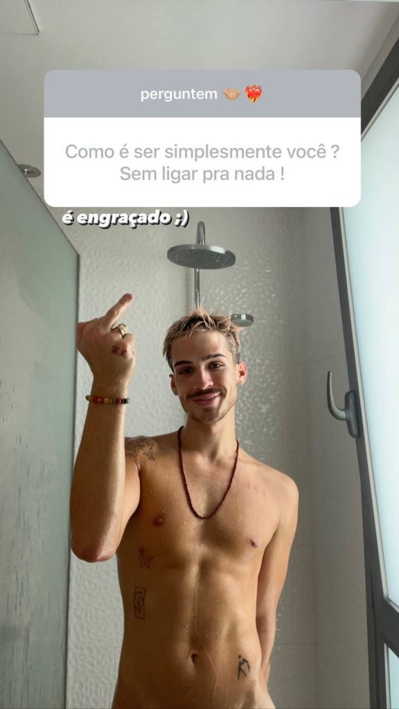 João Guilherme posta foto nu para responder seguidor: "Engraçado"