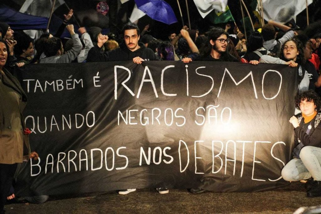 Manifestantes protestam contra falta de candidatos negros em debates presidenciais