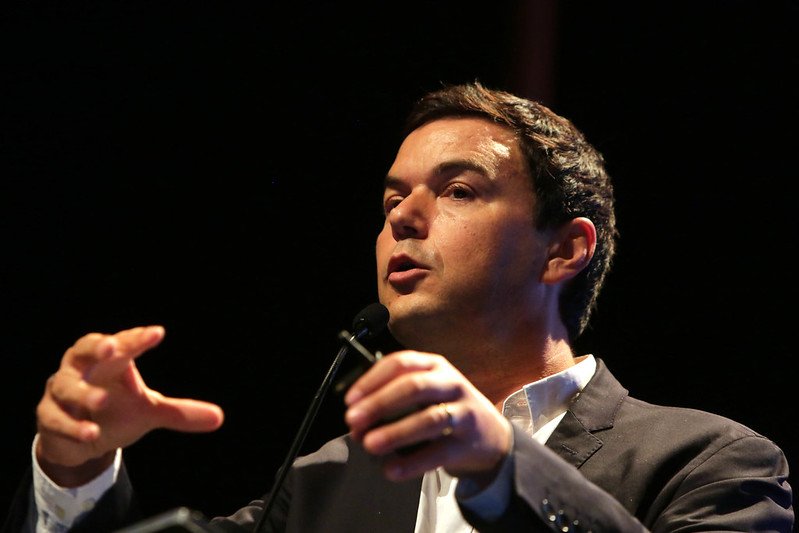 O escritor francês Thomas Piketty fala durante congresso do Fronteiras do Pensamento, em 2017