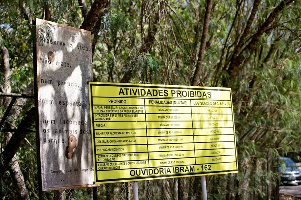 Placa instalada em frente ao córrego Canjerana- Metrópoles