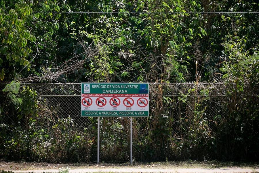 Placa instalada em frente ao córrego Canjerana- Metrópoles