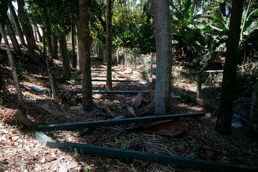Ferros utilizados para a construção de cerca irregular no Lago Sul - Metrópoles