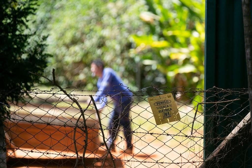 Pessoa trabalhando em construção de cerca irregular no Lago Sul - Metrópoles