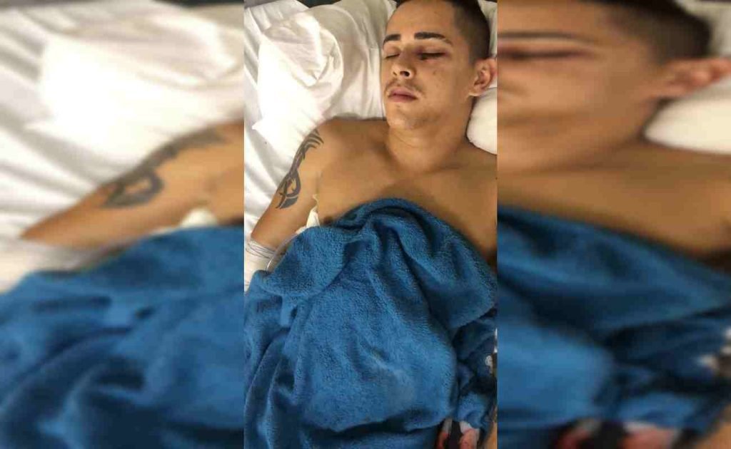 Raimundo dormindo em maca do hospital