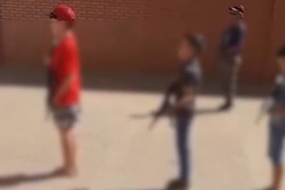 Crianças com simulacros de arma de fogo - Metrópoles