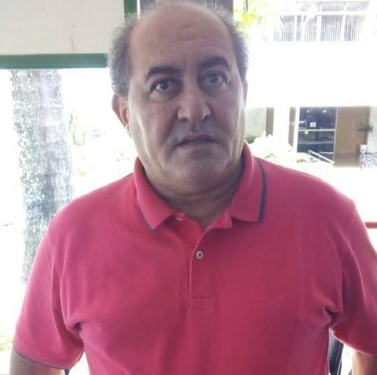 Homem careca com camisa polo rosa