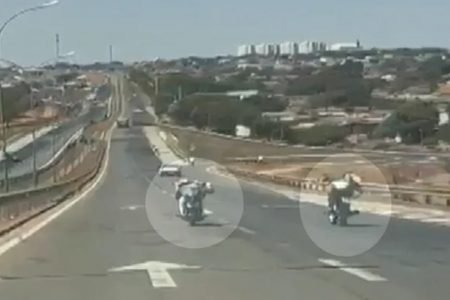 Dois motociclistas são flagrados fazendo manobra conhecida como 'superman' na BR-153, em Anápolis, Goiás