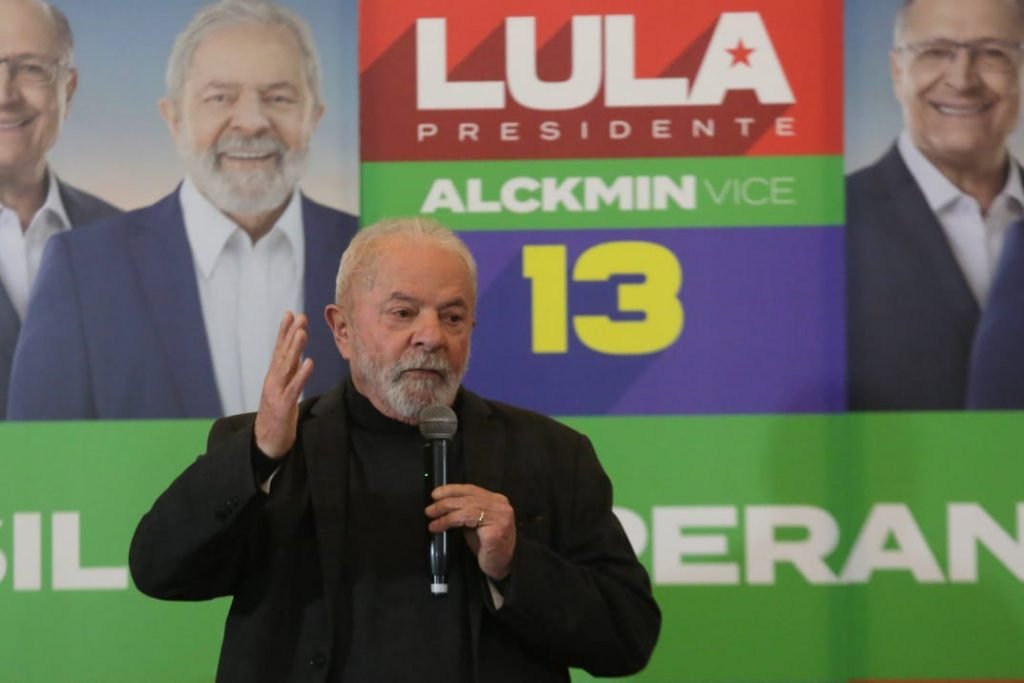 O ex-pO ex-presidente Luiz Inácio Lula da Silva (PT) aponta para o alto com as mãos