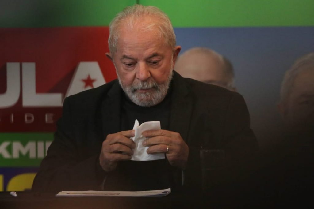 O ex-pO ex-presidente Luiz Inácio Lula da Silva (PT) com lenço na mão