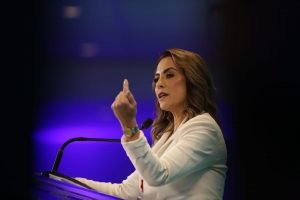 A candidata a presidência da República Soraya Thronick com o dedo apontando para cima
