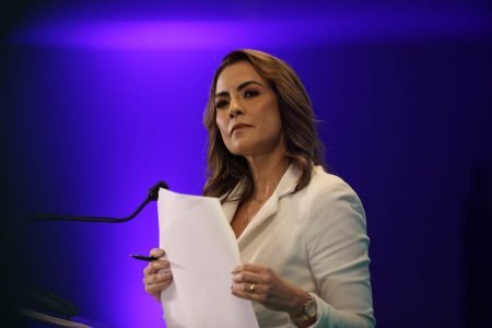 A candidata a presidência da República Soraya Thronick durante leitura