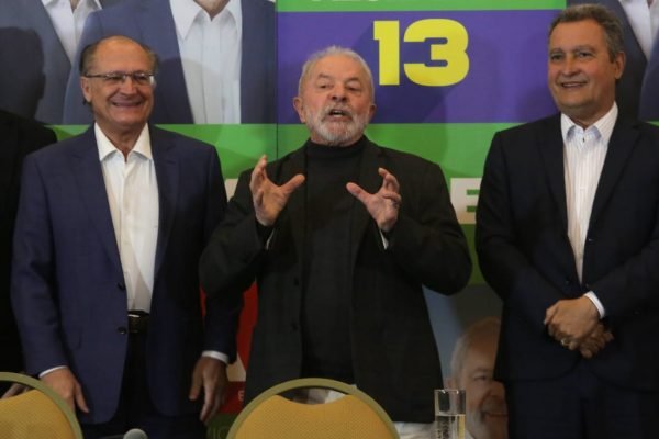 ex-presidente Luiz Inácio Lula da Silva (PT) ao lado do vice Alckmin , faz movimento de pegar com as mãos