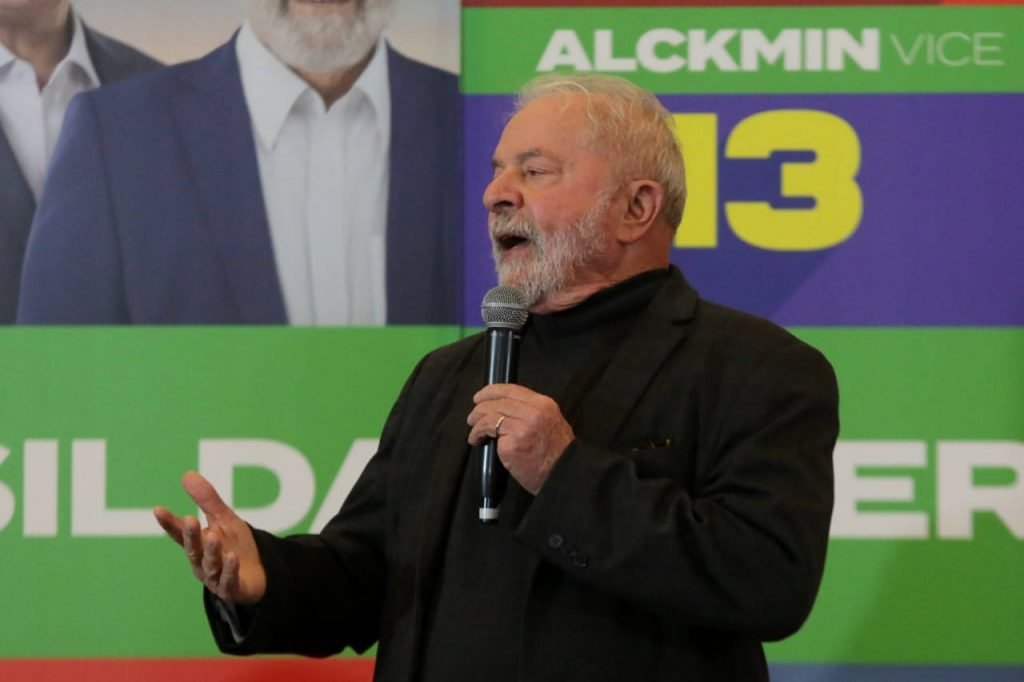ex-presidente Luiz Inácio Lula da Silva (PT) durante conversa com apoiadores