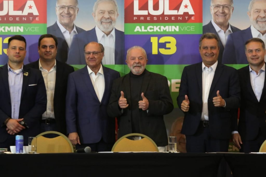 ex-presidente Luiz Inácio Lula da Silva (PT) faz positivo com as mãos