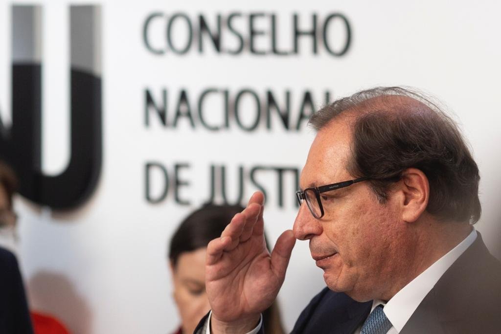Ministro Luis Felipe Salomão Corregedor Nacional de Justiça, no CNJ leva a mão na cabeçaa