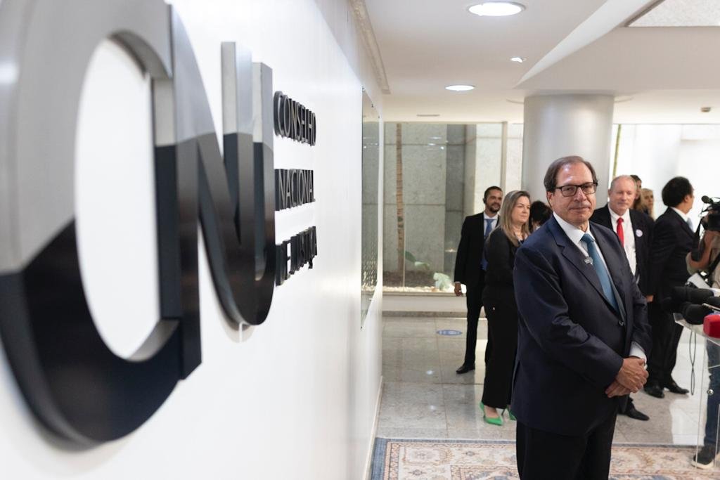 Ministro Luis Felipe Salomão Corregedor Nacional de Justiça, no CNJ ao lado placa da CNJ
