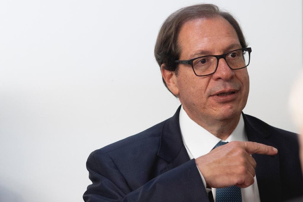 Ministro Luis Felipe Salomão Corregedor Nacional de Justiça, no CNJ aponta para o lado