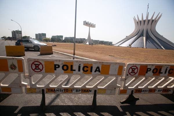 Imagem colorida de bloqueio de segurança em via