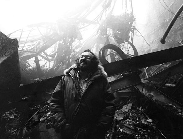 Na imagem com cor, Stanley Kubrick nos bastidores do filme