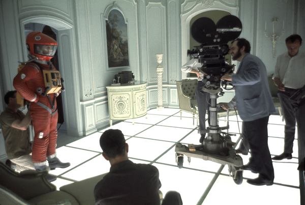 Na imagem com cor, Stanley Kubrick durante os bastidores do filme 2001- uma odisseia no espaço 