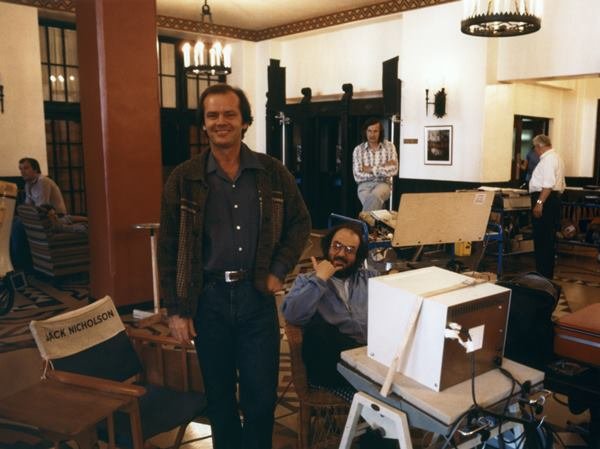 Na imagem com cor, Stanley Kubrick nos bastidores do filme O iluminado
