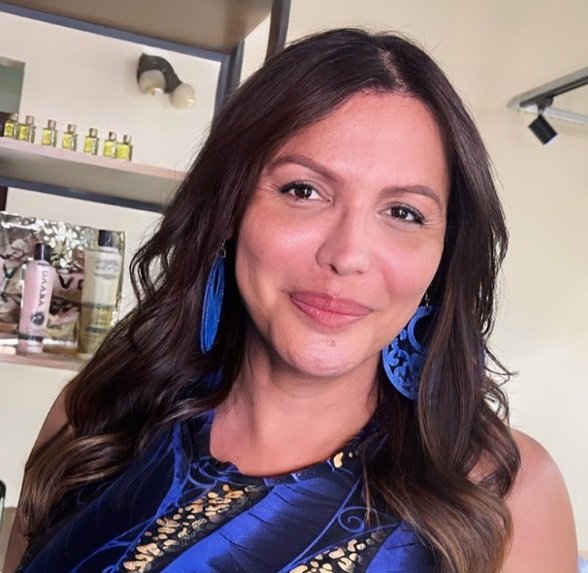 Foto de Luísa Marilac com brincos azuis e sorrindo - Metrópoles