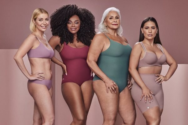 As cantoras Luiza Possi, Paula Lima, Fafá de Belém e Simone, todas de lingerie, posando para a campanha de divulgação da marca Plié
