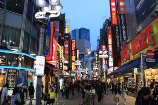 Foto das ruas iluminadas de Tóquio