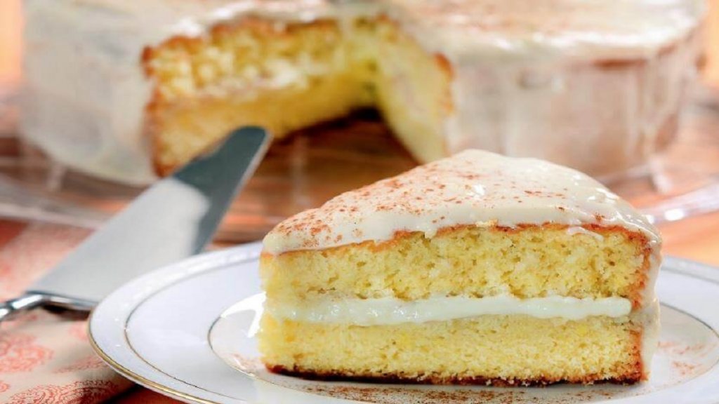 Aprenda a fazer um bolo de chocolate branco com apenas 4