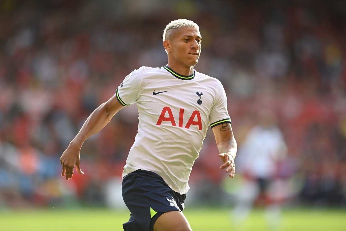 Richarlison sofre nova lesão e sai de campo chorando em jogo do Tottenham