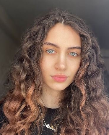 foto colorida de mulher