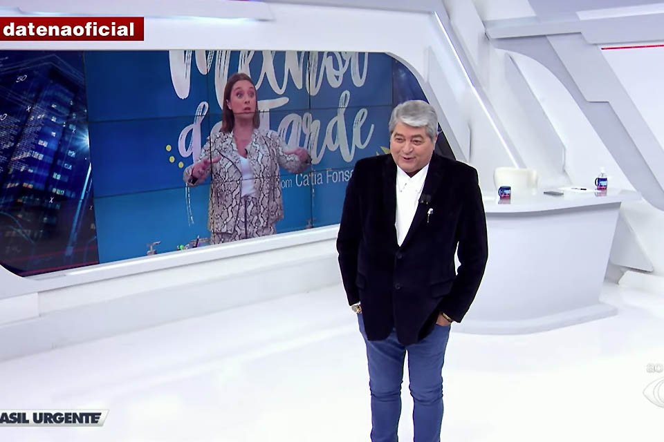 Catia Fonseca e José Luiz Datena batem papo sugestivo sobre peru no Brasil Urgente