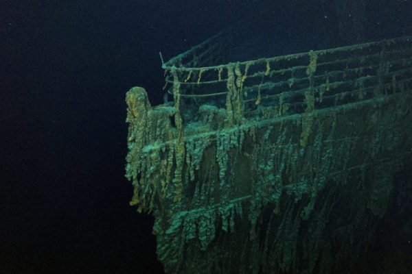 foto colorida de navio Titanic naufragado
