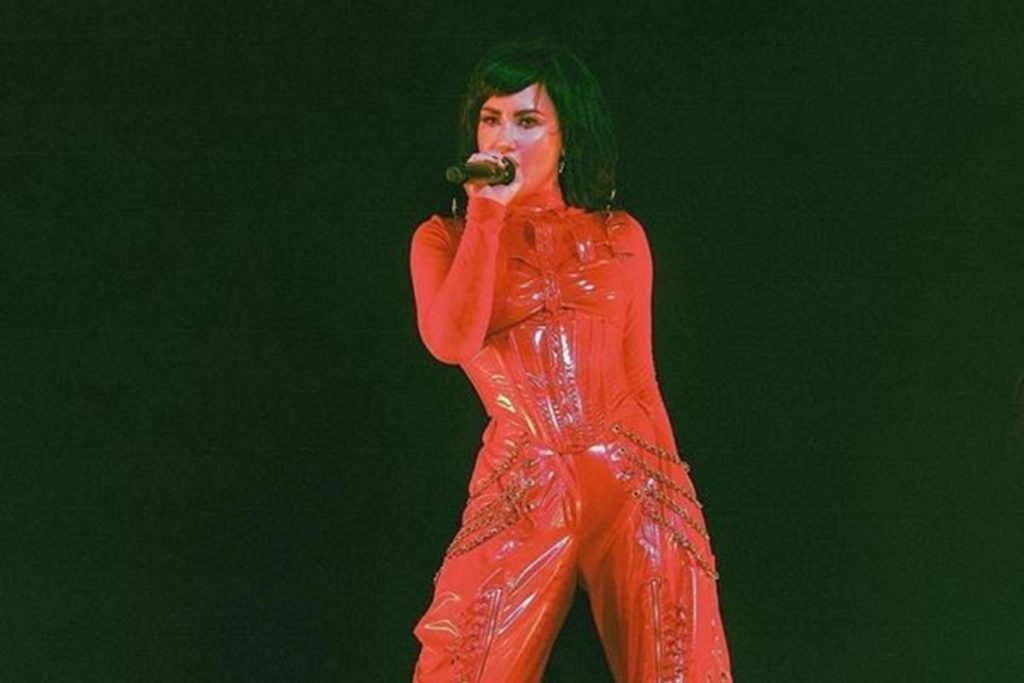 Na imagem com cor, Demi Lovato usa look da Artemisi, marca brasileira