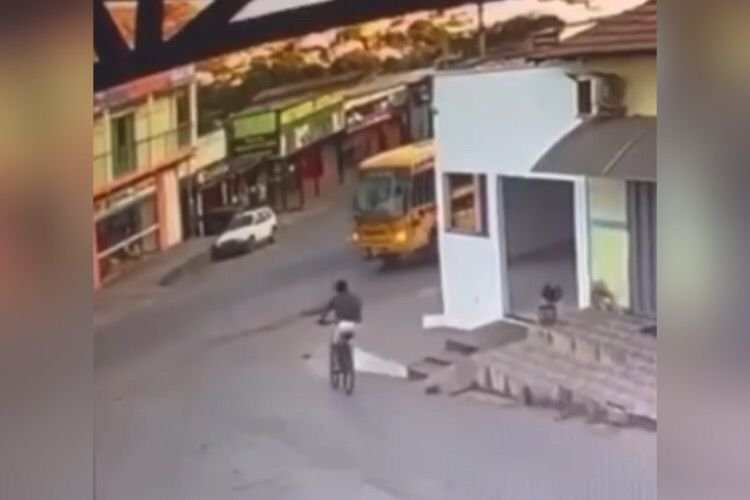 Homem caindo da bicicleta no caminho no campo