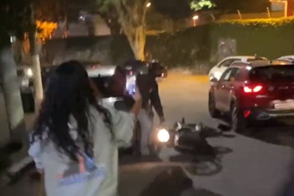 Ricardo Salles atinge moto em São Paulo